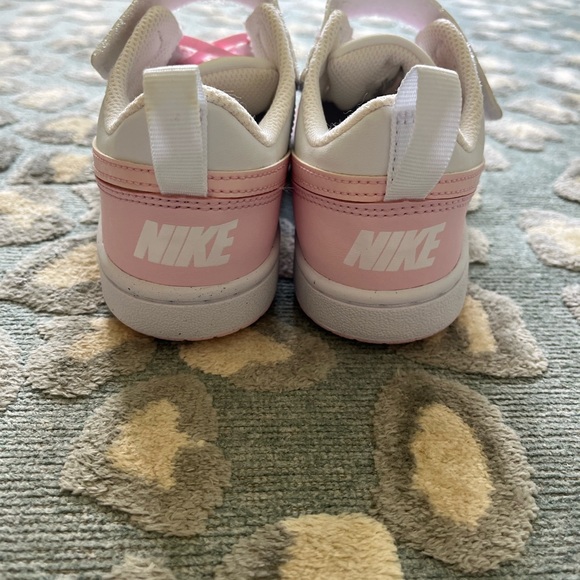 Kids Pink and White Sneakers Nike girls size 1 - Picture 3 of 5